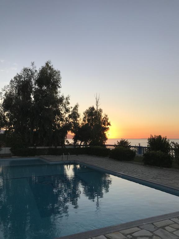 Cypriana Apartments Makrýgialos エクステリア 写真