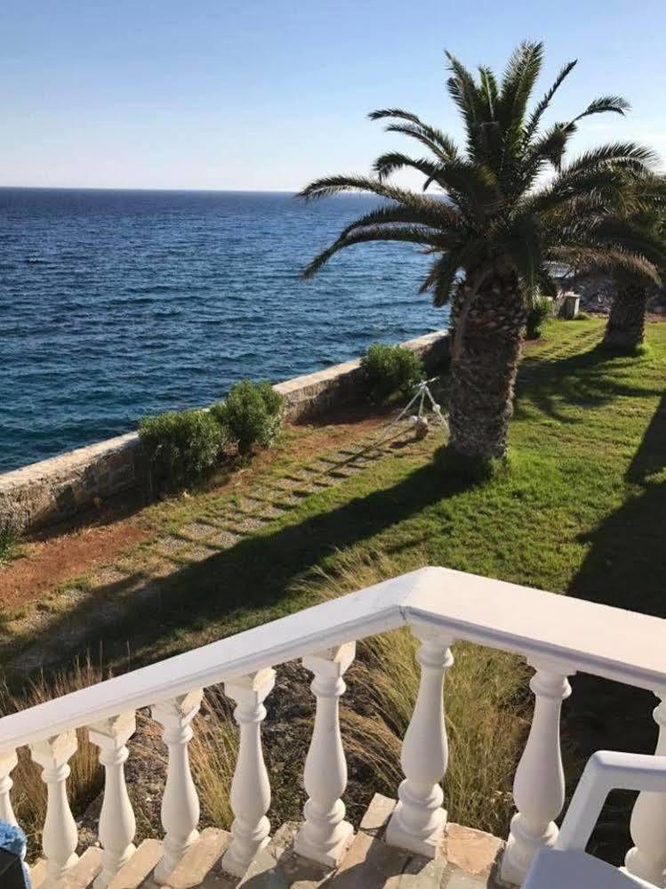 Cypriana Apartments Makrýgialos エクステリア 写真